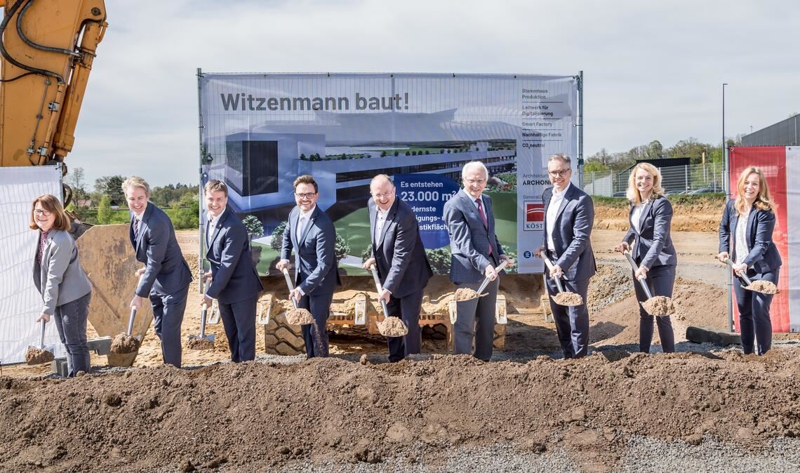 Greifen für das neue Witzenmann-Stammhaus zum Spaten: Cornelia Ast (Vorsitzende Witzenmann Betriebsrat, v.li.), Roger Schultz (ARCHONIC GmbH), Bernd Reutter (Köster GmbH), Peter Boch (Oberbürgermeister Pforzheim), Dr. Andreas Kämpfe (CEO Witzenmann GmbH), Professor Dr. Herbert Paschen (Vorsitzender des Aufsichtsrates Witzenmann GmbH), Philip Paschen (COO/CDO Witzenmann GmbH), Christine Wüst (CHRO Witzenmann GmbH) und Irene Krings (CFO Witzenmann GmbH). Foto: privat