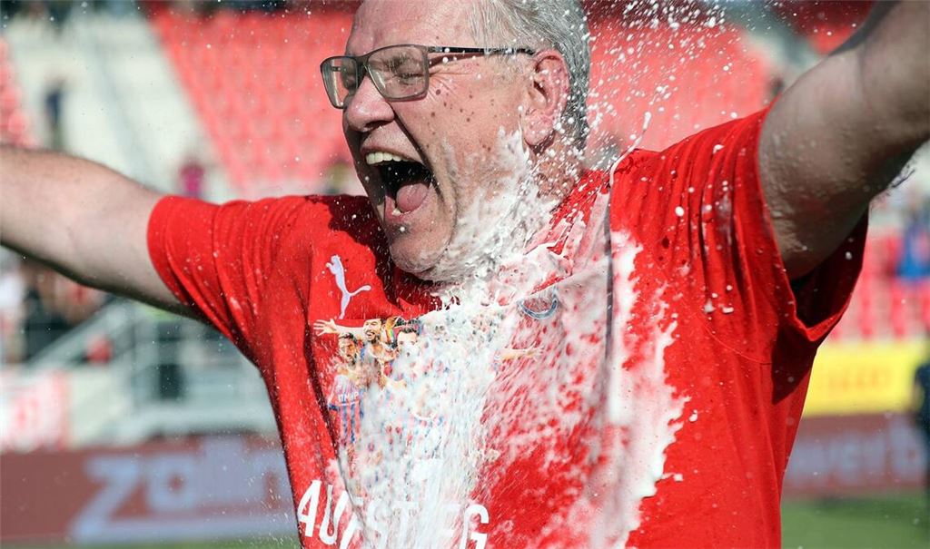 Grenzenloser Jubel bei Holger Sanwald: Der Vorstandsvorsitzende des 1. FC Heidenheim feiert den Aufstieg in die Bundesliga.