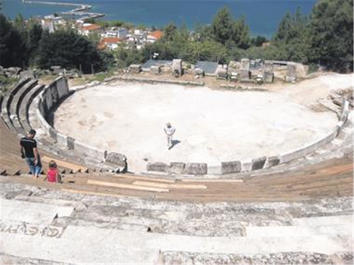 Griechenland zwischen Vergangenheit und Zukunft: Wiernsheims Bürgermeister Karlheinz Oehler besichtigt das Amphietheater auf Thassos. Foto: privat