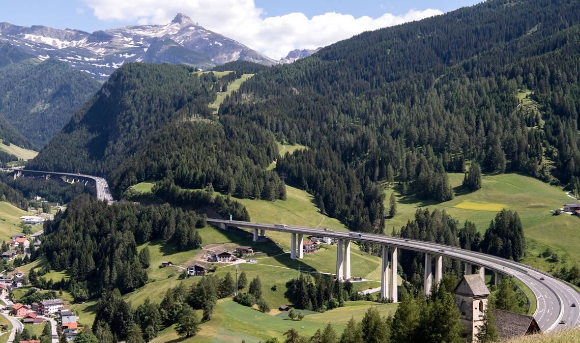 Gries: Autos und LKW fahren über den Brenner (Autobahn A13).