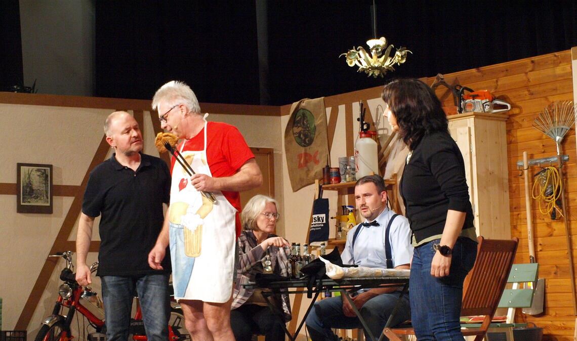 Grillmaster Schorsch sorgt beim Theaterabend des TV Hohenklingen mit lustigen Ideen für Entspannung unter den Entführern und ihren Opfern. Foto: Filitz