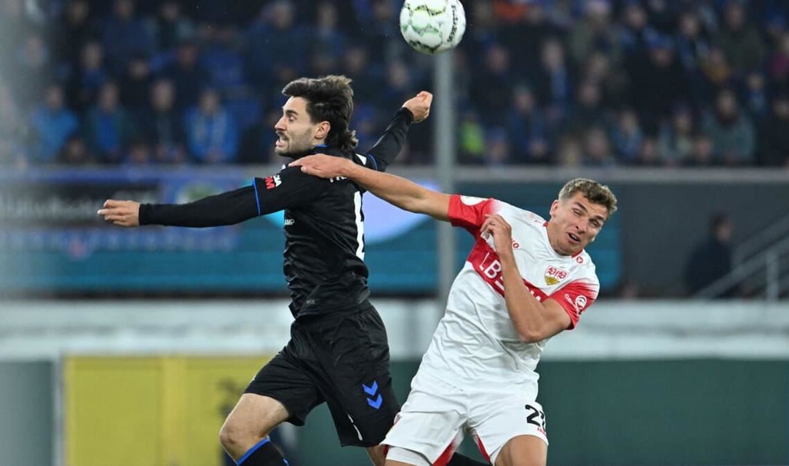 Grischa Prömel im Zweikampf mit Tom Baack. Nach 20 Minuten kann sich der VfB glücklich schätzen, dass es noch 0:0 steht.
