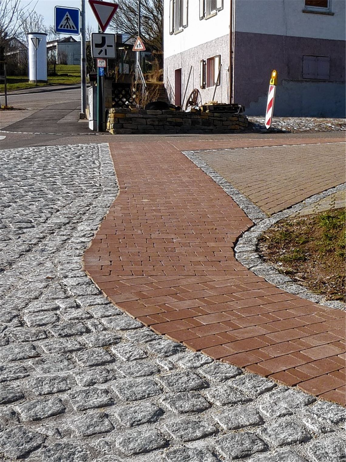 Grobe Betonpflastersteine sind „Am Berg“ in Großglattbach durch glattes braunes Betonpflaster ersetzt worden.