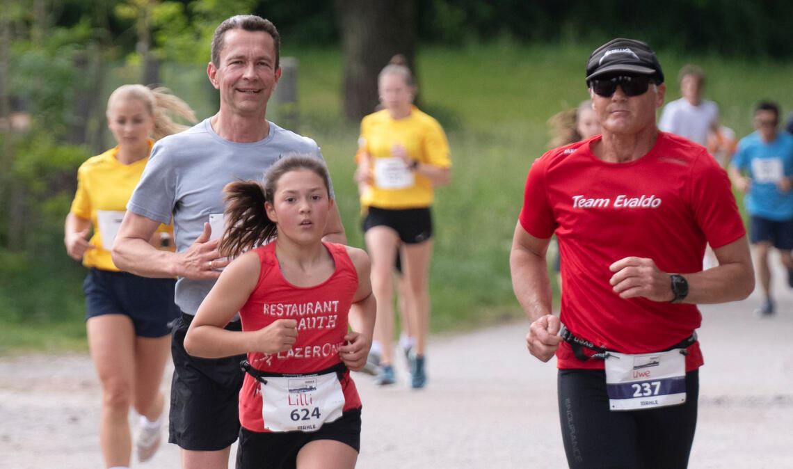 Groß und Klein treffen sich auf der Fünf-Kilometer langen Strecke.