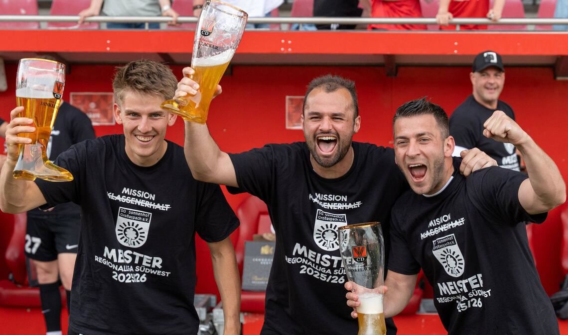 Großaspacher Meister-Jubel: Lukas Stoppel, Fabian Eisele, Marius Kunde (v.li.) feiern nach Spielende im Mainzer Bruchwegstadion.
