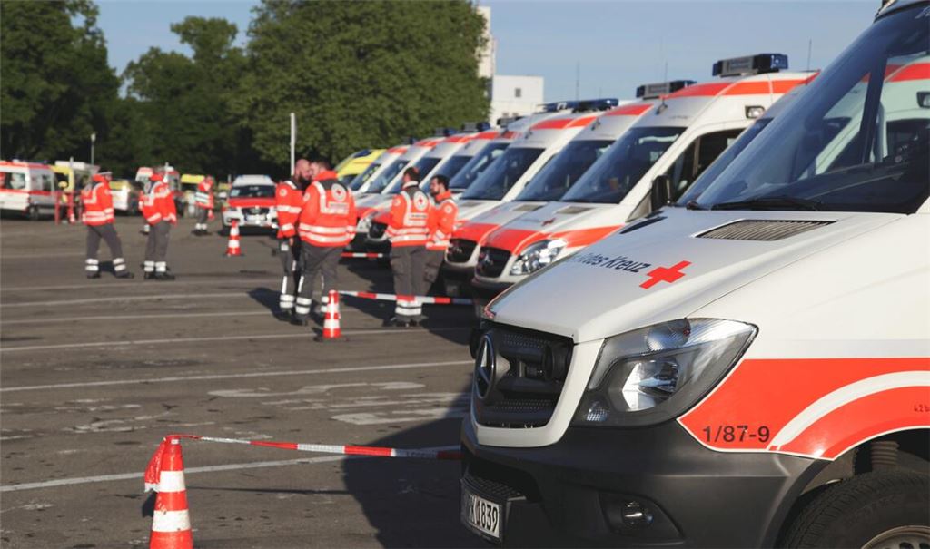 Großaufgebot der Einsatzkräfte: Auf dem Pforzheimer Messplatz reiht sich am Sonntag ein Rettungswagen an den nächsten. Foto: DRK Pforzheim-Enzkreis/Miersch