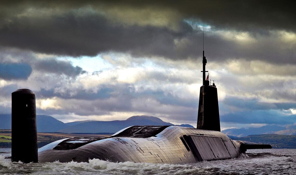 Großbritannien: 225 atomare Sprengköpfe, davon einsetzbar: 120, davon in Reserve: 105.