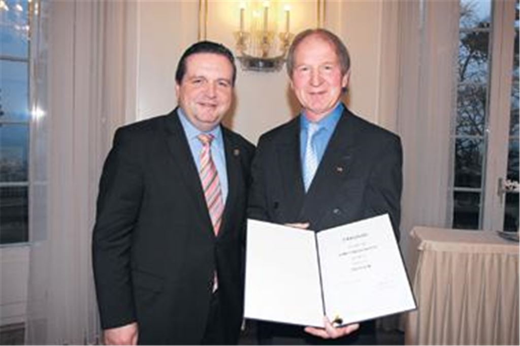 Große Anerkennung: Stefan Mappus (li.) überreicht an Jürgen Budday die Ernennungsurkunde zum Professor ehrenhalber.
Foto: Staatsministerium