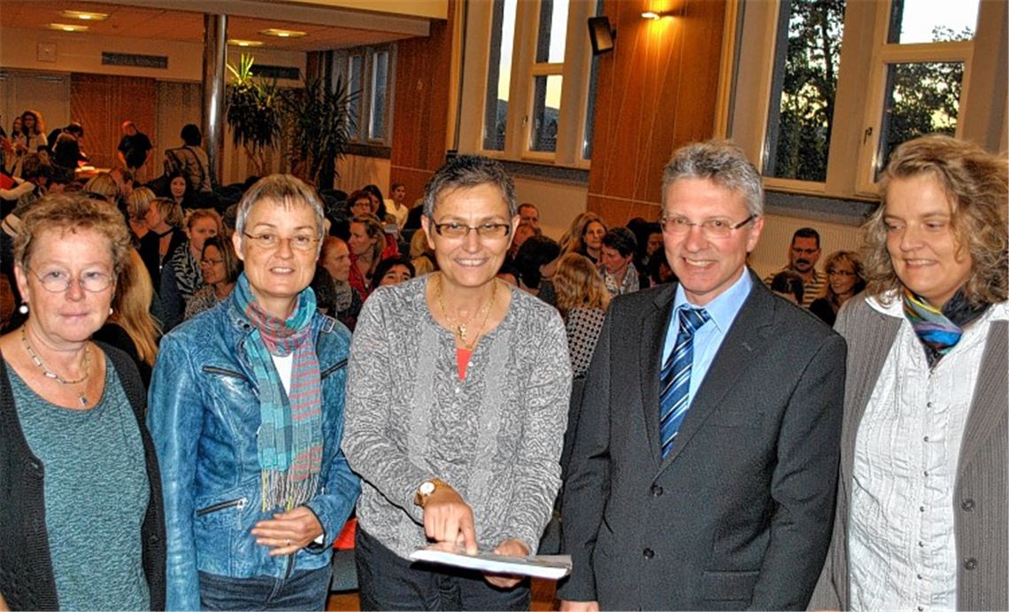 Große Auswahl unter verschiedenen Schularten: Die Mühlacker Schulleiter Helke Kaufmann-Krais, Gertrud Pfitzer, Waltraud Schellenberger-Hagenbucher, Dr. Hans-Joachim Blum und Bärbel König (v. li.) stellen den Eltern beim Informationsabend im Uhlandbau die verschiedenen Bildungswege vor.
