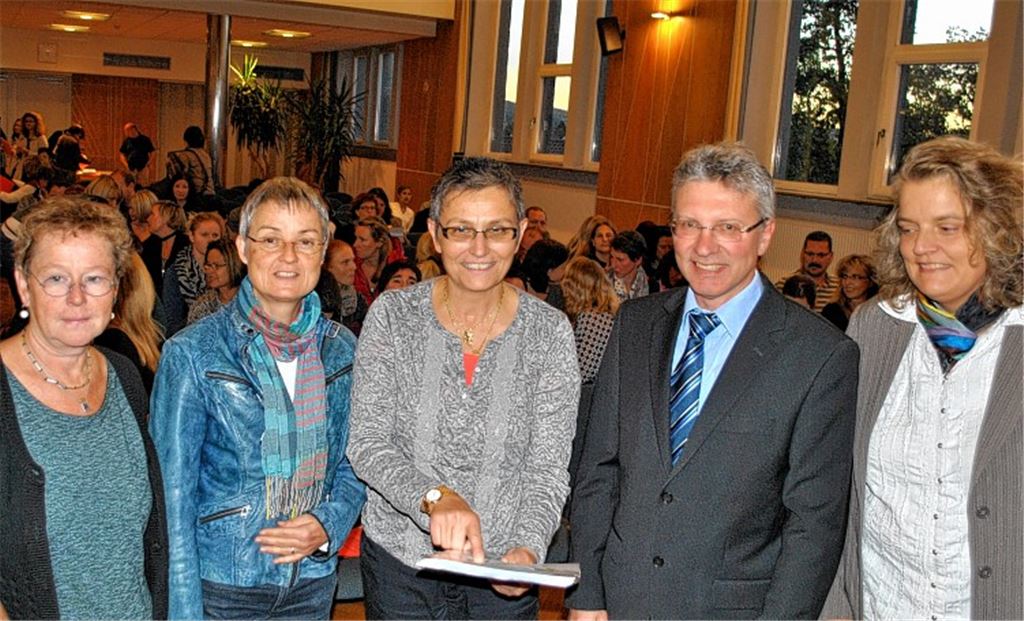 Große Auswahl unter verschiedenen Schularten: Die Mühlacker Schulleiter Helke Kaufmann-Krais, Gertrud Pfitzer, Waltraud Schellenberger-Hagenbucher, Dr. Hans-Joachim Blum und Bärbel König (v. li.) stellen den Eltern beim Informationsabend im Uhlandbau die verschiedenen Bildungswege vor.
