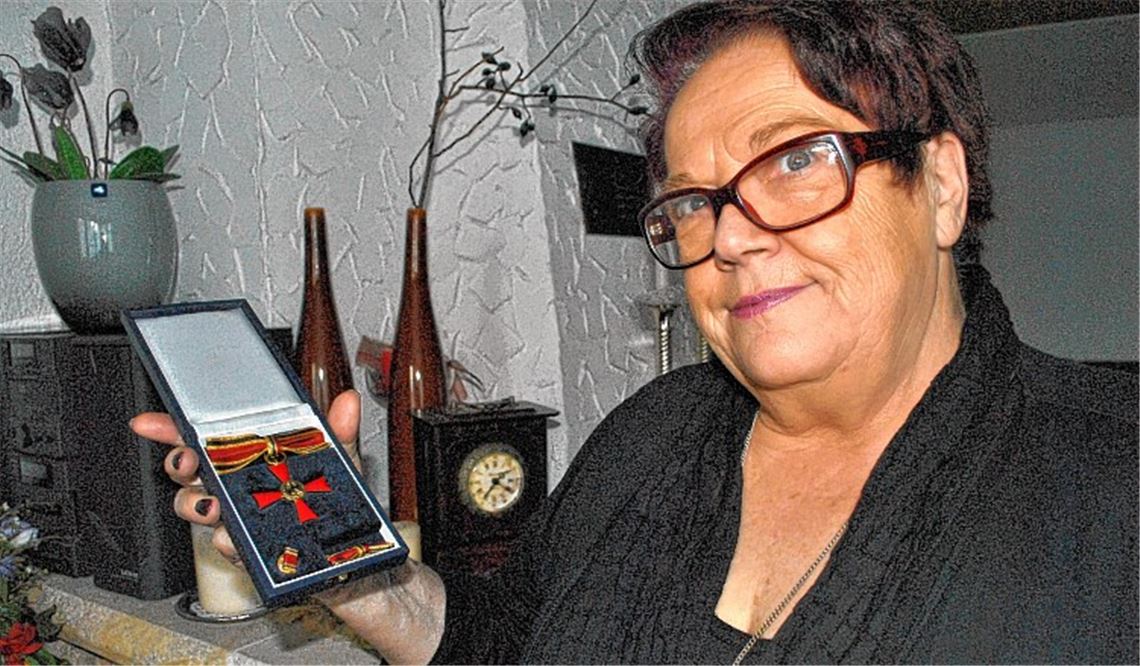 Große Auszeichnung in drei Ausführungen: Christel Schaller mit dem Bundesverdienstkreuz, das sie Ende vergangenen Jahres erhielt – Hinweise zum Tragen gleich inklusive. Foto: Stahlfeld