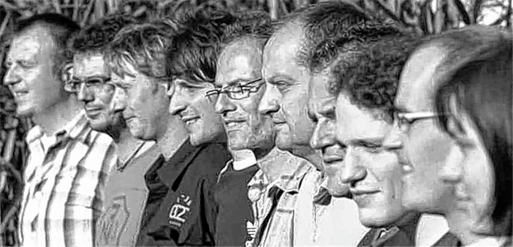 Große Besetzung: Die Formation „For sale“ spielt im Knittlinger Freibad.