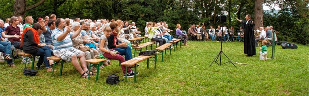 Große Beteiligung am Gottesdienst unter freiem Himmel, bei dem sich Pfarrer Marcus Kalkofen unter anderem Thema „Lob“ widmet. Foto: Wendelstein
