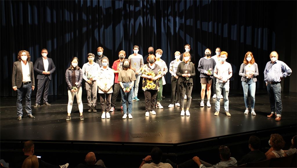 Große Bühne für das Ensemble. Foto: Theater Pforzheim/Sabine Hägele
