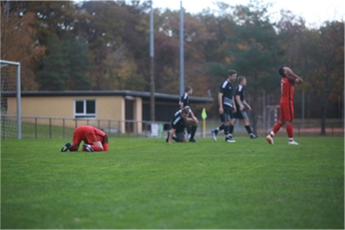 Große Enttäuschung bei den Roten über eine mangelhafte Chancenverwertung – hier nach einer Gelegenheit, die Mohamad Bashir Krikar (re.) gerade vergeben hat. Foto: Hube