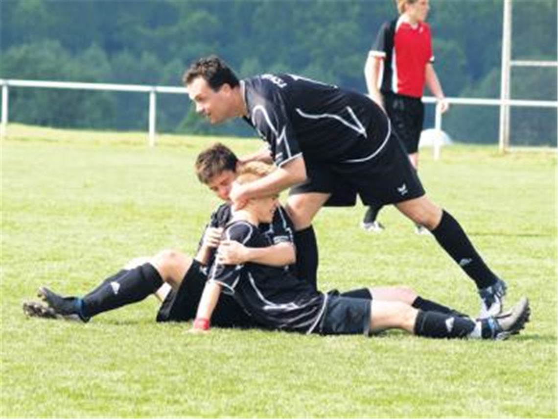 Große Erleichterung bei den Ötisheimer Spielern. Der TSV spielt auch in der kommenden Saison definitiv in der Kreisklasse A.
Foto: Appich
