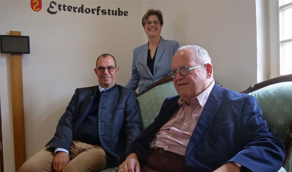 Große Freude bei Frank Schneider, Martina Terp-Schunter und Günter Bächle (v.li.), dass die Etterdorfstube als kleines Heimatmuseum eröffnet worden ist. Foto: Friedrich