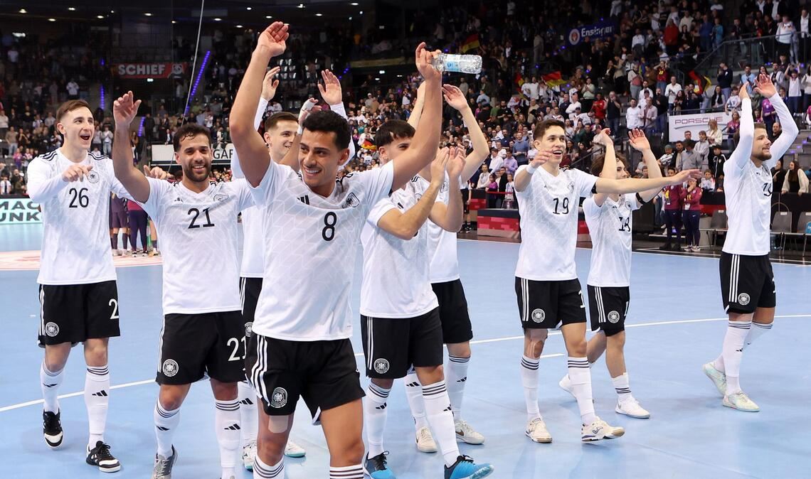 Große Freude bei Rekordkulisse: Knapp 6000 Zuschauer besuchten das Länderspiel gegen England