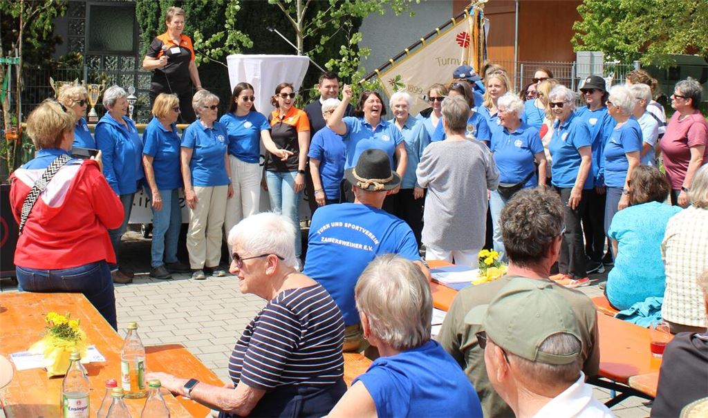 Große Freude bei den Frauen des TV Metterzimmern bei der Pokalübergabe. Fotos: Schmid