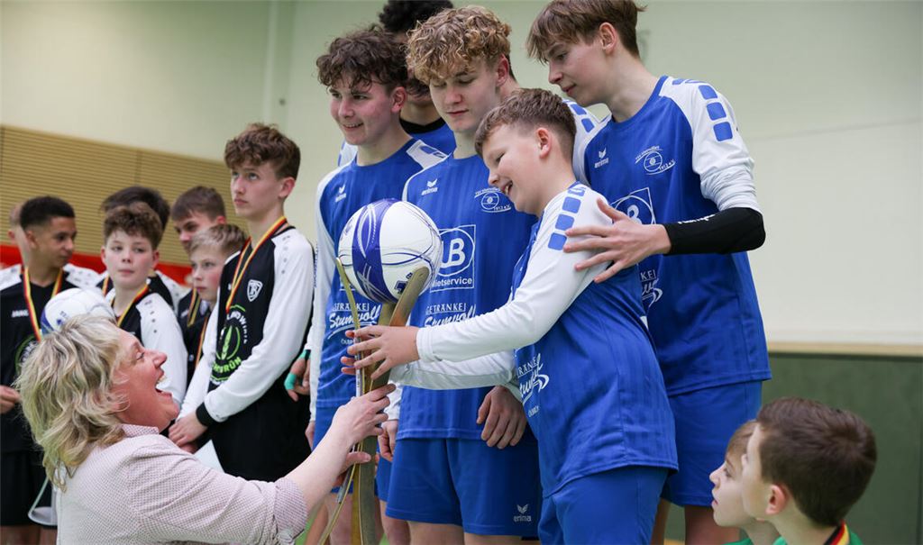 Große Freude bei der Pokalübergabe: die U-14-Mannschaft des TSV Kleinvillars holt bei der deutschen Meisterschaft überlegen den Titel. Fotos: privat