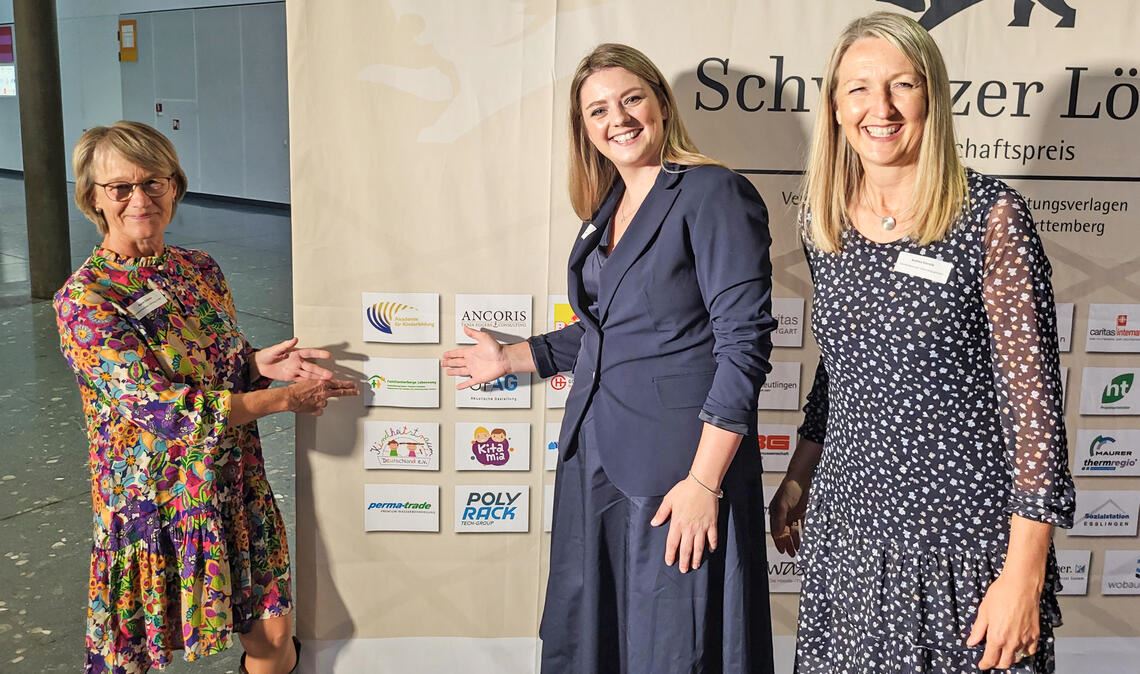 Große Freude bei der Preisverleihung in Stuttgart: Karin Eckstein (v.li.), Isabel Berger und Andrea Kienzle von der Familienherberge Lebensweg. Foto: privat