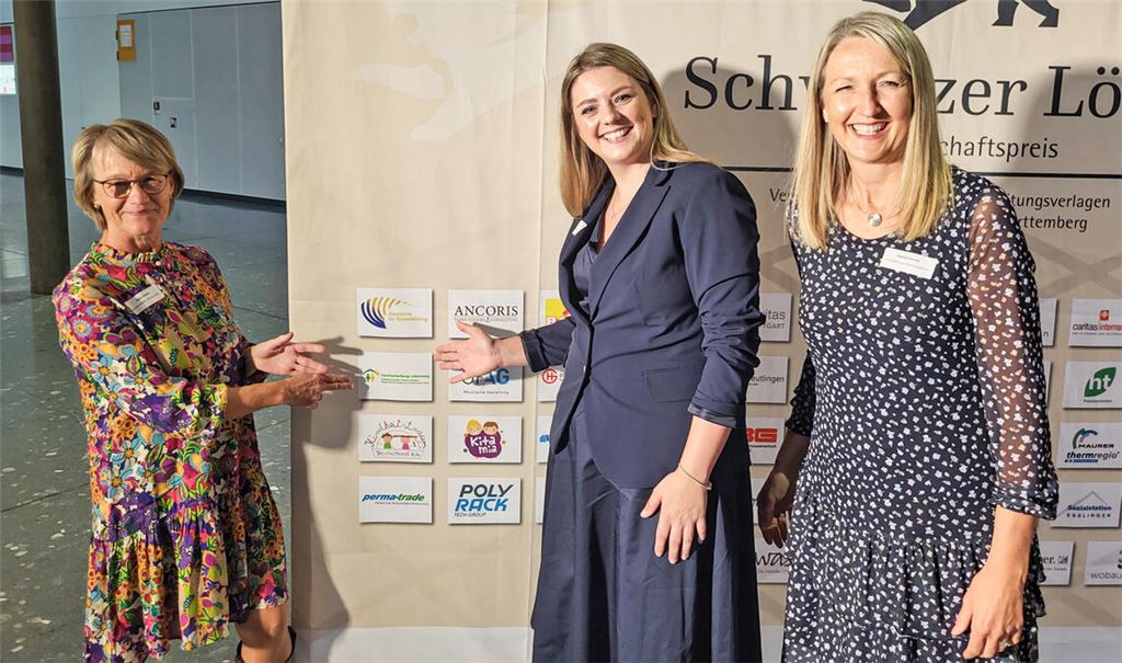 Große Freude bei der Preisverleihung in Stuttgart: Karin Eckstein (v.li.), Isabel Berger und Andrea Kienzle von der Familienherberge Lebensweg. Foto: privat