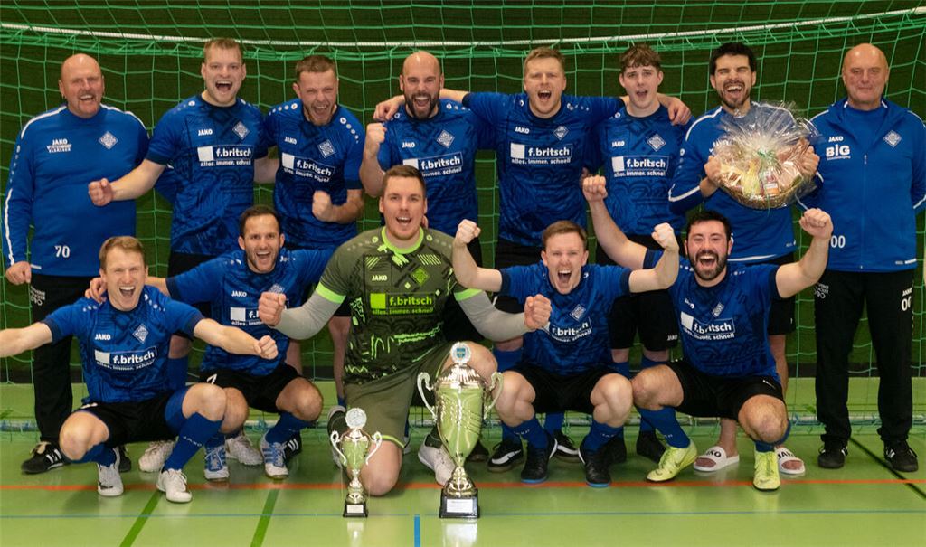 Große Freude beim Hallenstadtpokalsieger 2023 FC Viktoria Enzberg. Fotos: Fotomoment