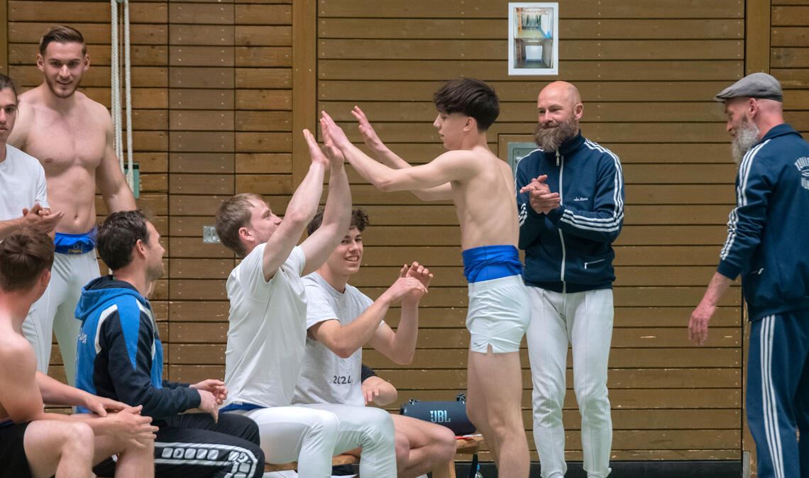 Große Freude beim Team von Trainer Jens Geiger (re.).