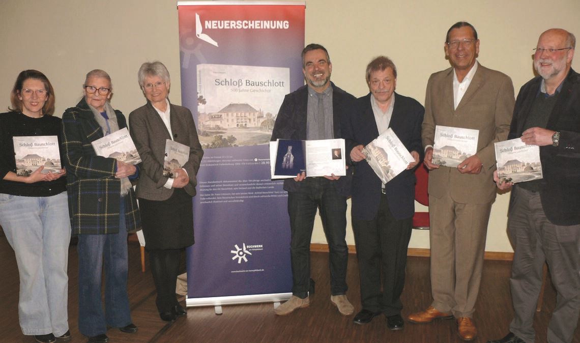 Große Freude im ehemaligen Marstall über das druckfrische Werk bei Nadja Laux (v.li.), ihrer Mutter Gudrun Littmann-Niebel (Witwe des Autors), Herausgeberin und Schloss-Hausherrin Angelika von Eckartsberg, Verleger Harald Funke, Fotograf Ewald Freiburger, Bürgermeister Michael Schmidt sowie Gemeindepfarrer Dr. Holger Müller. Foto: Dietrich