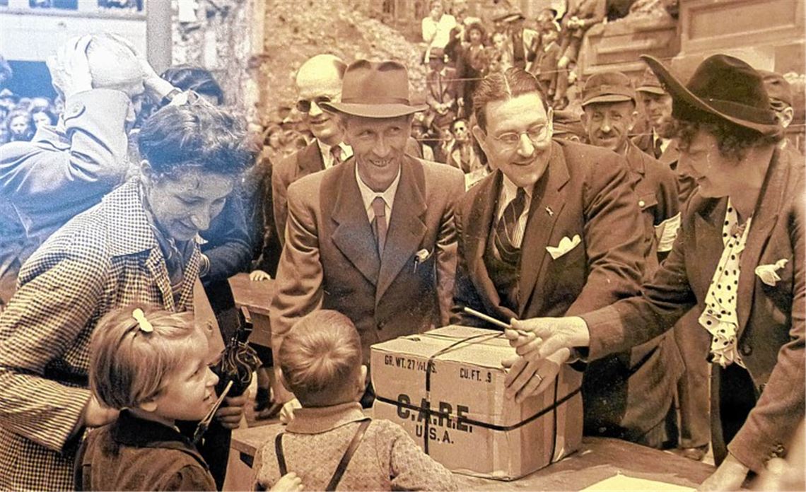 Große Freude in schwierigen Zeiten: Care-Pakete werden am Marktplatz verteilt. Foto: Otto Kropf, Repro: Roth