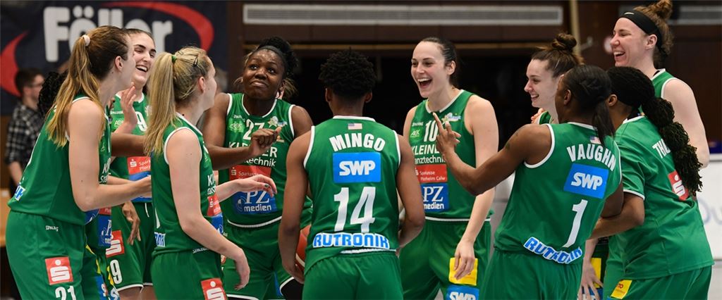 Große Freude über den Pokal-Gewinn: Die Rutronik Stars Keltern legen nach dem Endspiel-Sieg gegen Heidelberg eine Tanzeinlage auf das Parkett der heimischen Halle in Dietlingen.Fotos: friopics
