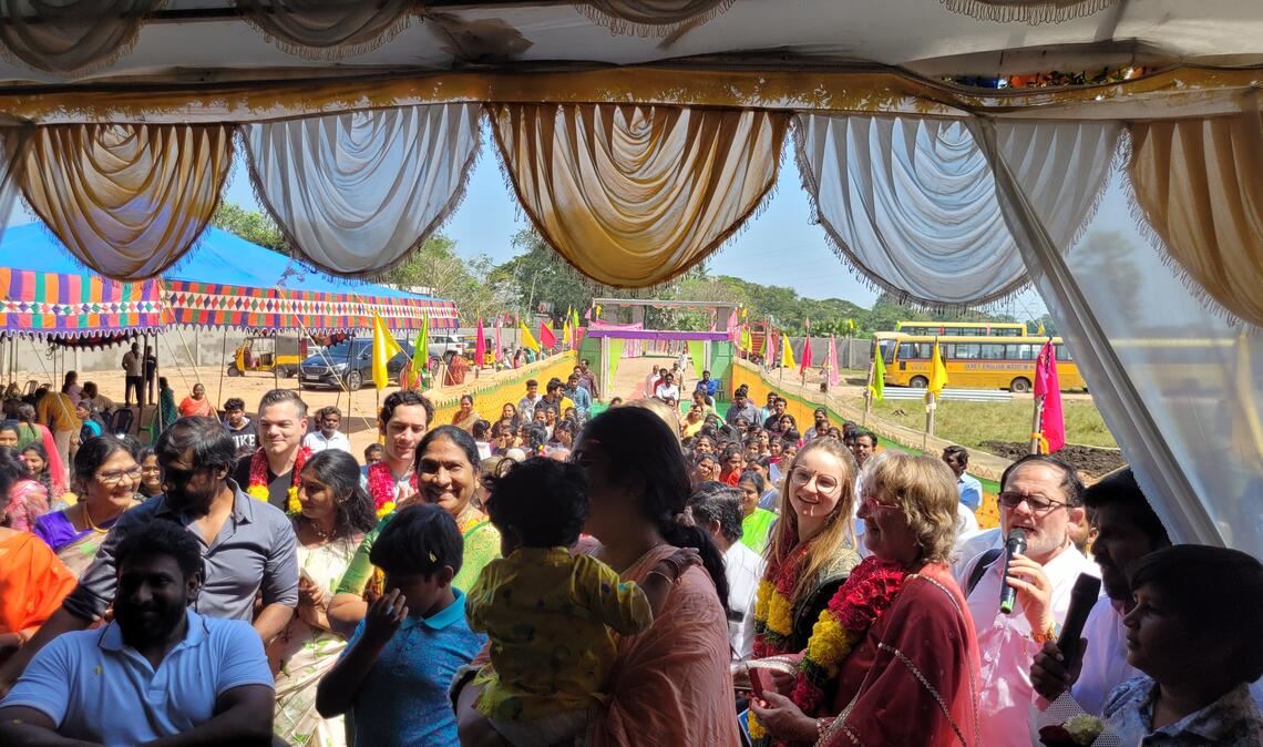 Große Freude über ein jahrelang geplantes und schließlich vollendetes Schulprojekt, für das sich der Verein „Hoffnung für Indien“ eingesetzt hat. Fotos: privat