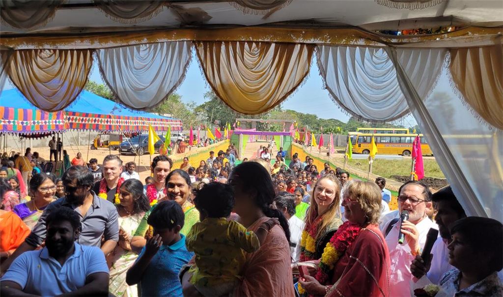 Große Freude über ein jahrelang geplantes und schließlich vollendetes Schulprojekt, für das sich der Verein „Hoffnung für Indien“ eingesetzt hat. Fotos: privat
