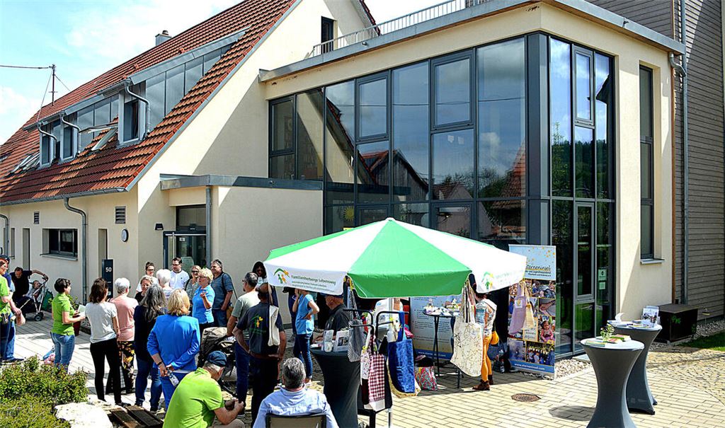 Große Gästeschar: Die Familienherberge Lebensweg in Schützingen feiert ihr fünfjähriges Bestehen. Dabei gibt es auch die Gelegenheit, die Einrichtung bei Führungen kennenzulernen. Fotos: Stahlfeld