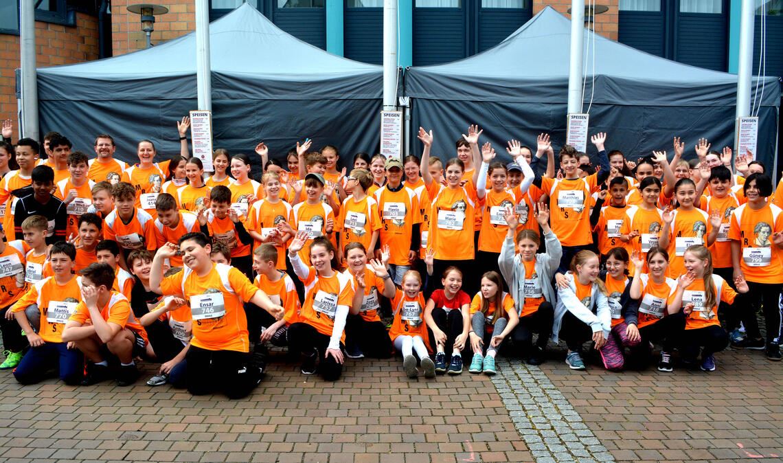 Große Gruppe: Schülerinnen und Schüler der Mörike-Realschule