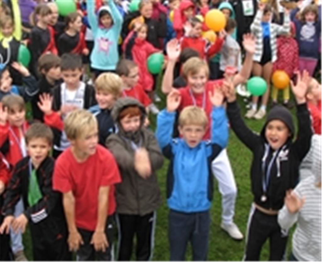 Große Kinderschar trotzt dem Regen.Foto: privat