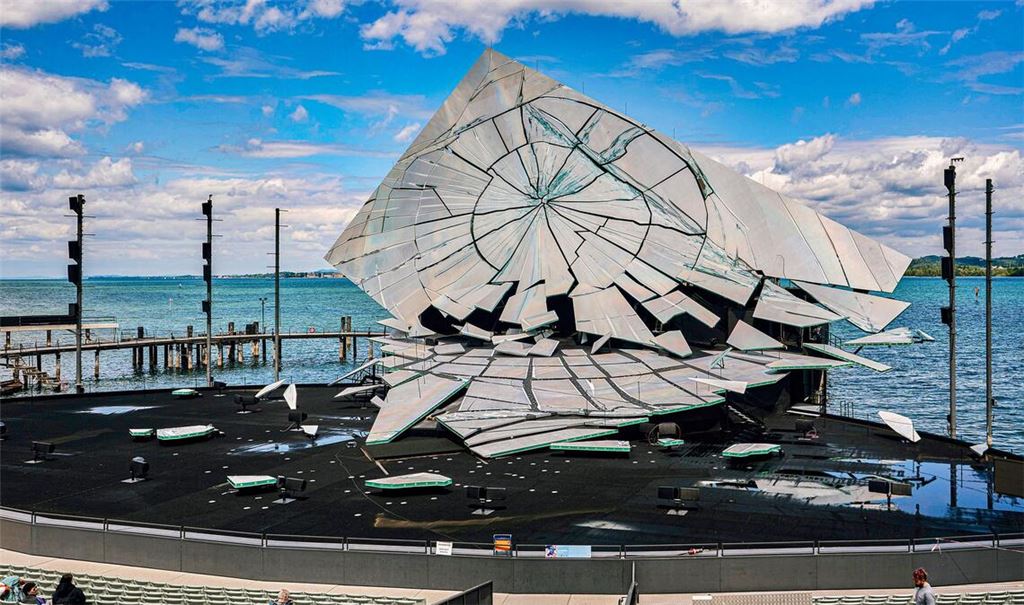 Große Kulisse: das im Aufbau befindliche Bühnenbild in Bregenz
