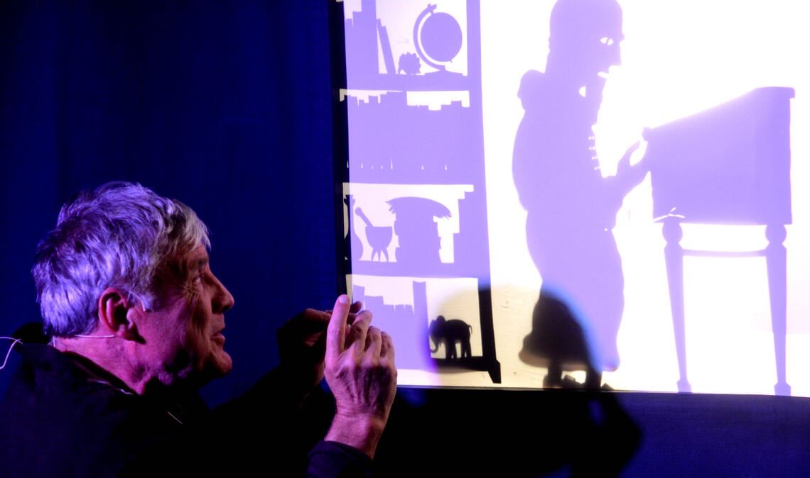 Große Literatur als Schattenspiel: Das „Theater der Dämmerung“ mit Friedrich Raad bietet im Faust-Museum eine besondere Inszenierung von Goethes „Faust“. Foto: Stahlfeld