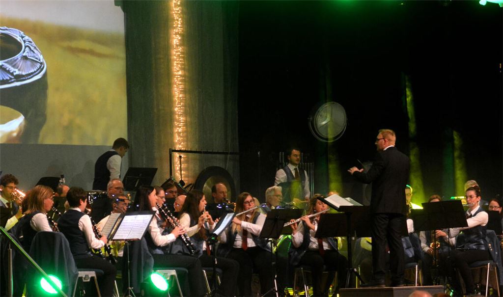 Große Melodien aus großen Filmen wie „Der Herr der Ringe“: Das Blasorchester des MV Illingen spielt unter der Leitung von Christian Werner vor ausverkauftem Haus. Fotos: Stahlfeld
