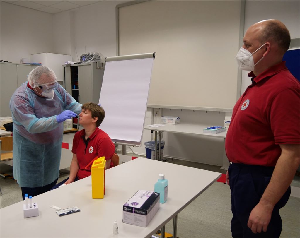 Große Nachfrage nach Schulungen beim Roten Kreuz: Michael Storz (li.), Isabelle Bender und Maik Olpp demonstrieren, wie ein Schnelltest korrekt durchgeführt wird. Fotos: Friedrich