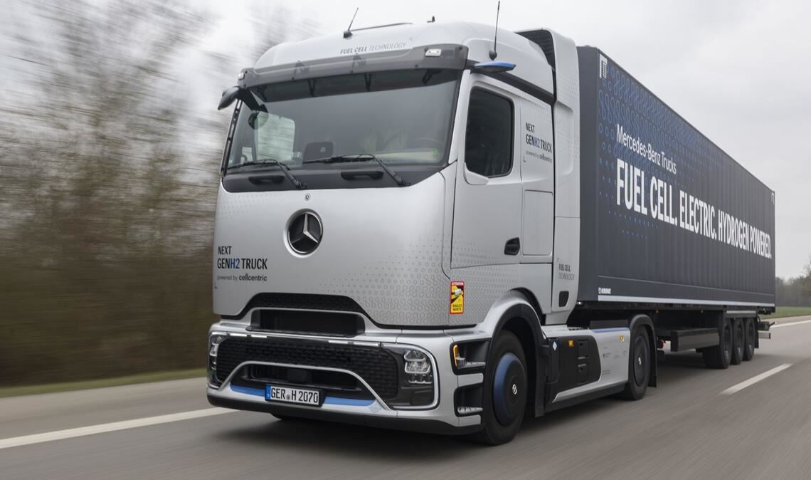 Große Reichweite für schwere Lasten: Daimlers NextGenH2-Truck fährt mit Wasserstoff statt Diesel und schafft mit vollen Tanks bis zu 1.000 Kilometer am Stück.