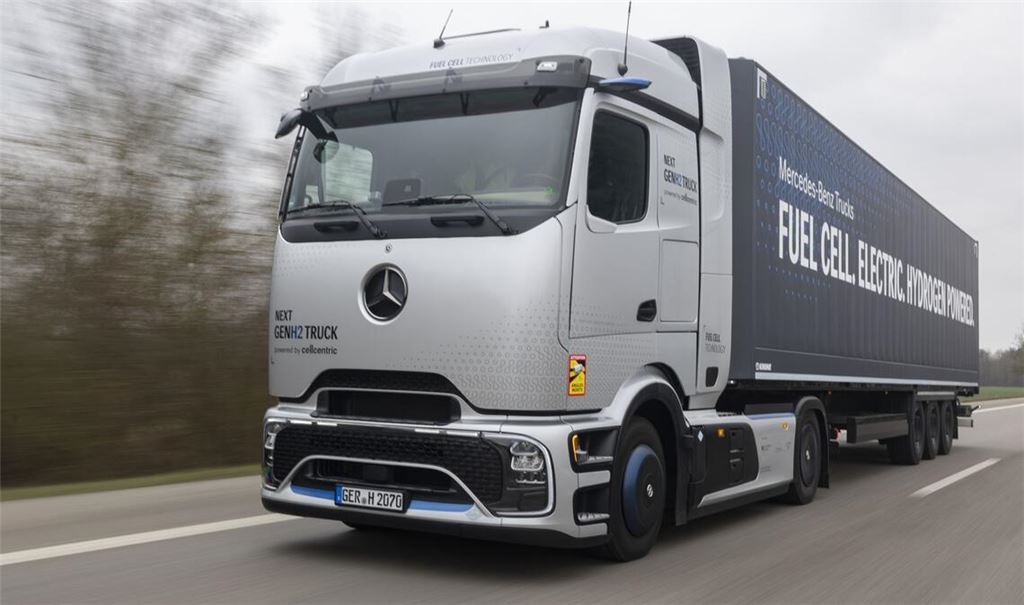 Große Reichweite für schwere Lasten: Daimlers NextGenH2-Truck fährt mit Wasserstoff statt Diesel und schafft mit vollen Tanks bis zu 1.000 Kilometer am Stück.