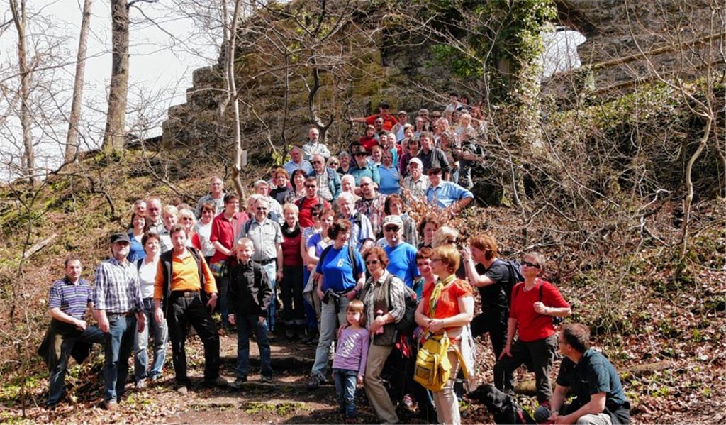 Große Resonanz: Bei herrlichem Wetter erkunden 101 Teilnehmer auf einer geführten Wanderung den Strombergrücken zwischen Ochsenbach und der Ruine Blankenhorn.