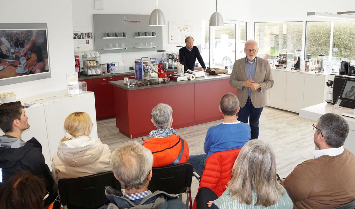 Große Resonanz: Der Pavillon der Wiernsheimer Firma Scheuermann bietet ideale Voraussetzungen für ein Seminar auf dem Weg zum „Barista“ – und die Resonanz ist groß. Fotos: Bastian