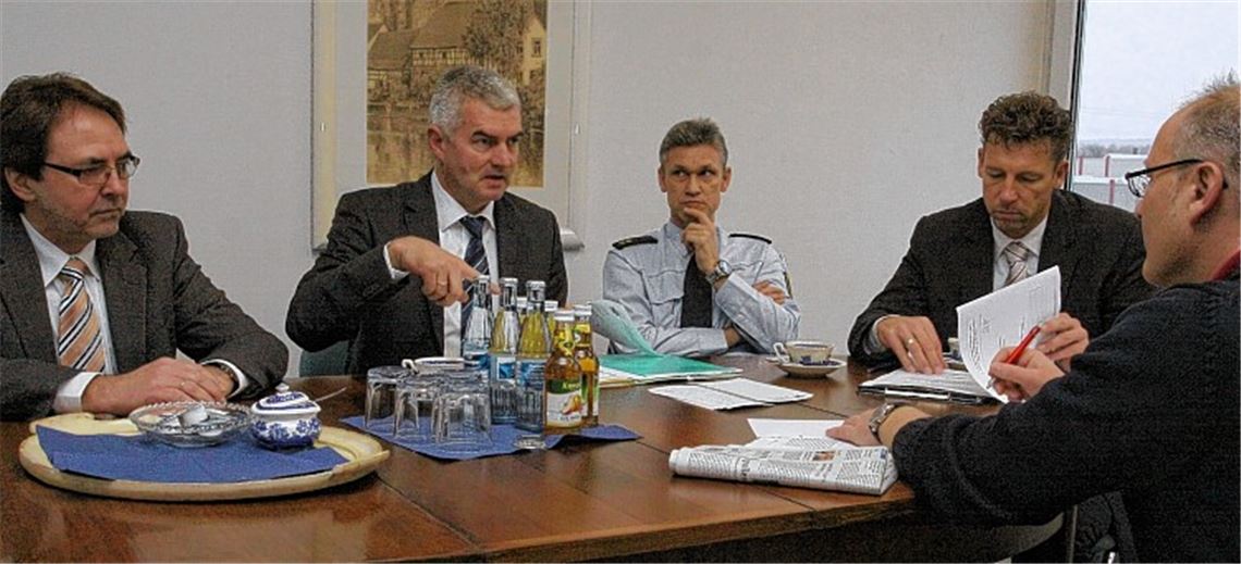 Große Runde, ernstes Thema: Polizeichef Burkhard Metzger (2.v.li.), Revierleiter Udo Buchholz (3.v.re.), der Mühlacker Kripo-Chef Waldemar Großöhmigen (li.) und Polizeisprecher Frank Otruba (2 v.re.) geben im Gespräch mit Redaktionsleiter Thomas Eier ihre Einschätzung zur vermeintlichen Amokdrohung an der Schiller-Werkrealschule ab. Tenor: Die Aufregung fiel größer aus als notwendig.
