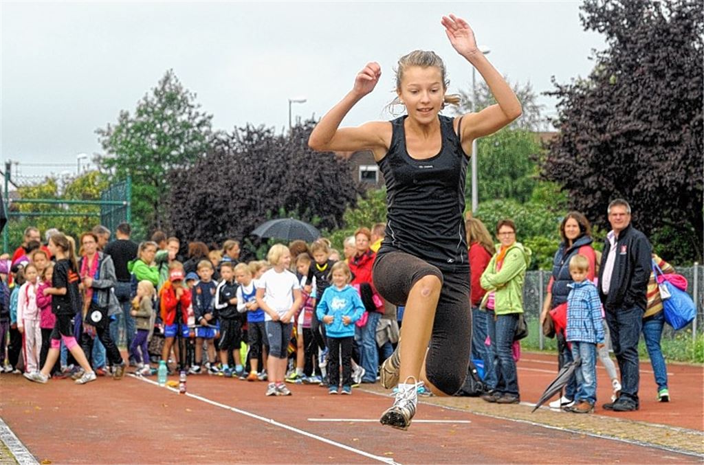 Große Sätze in großem Teilnehmerfeld: Kathleen Deiß von der LG Maulbronn-Stromberg beim Weitsprung. Foto: Fotomoment