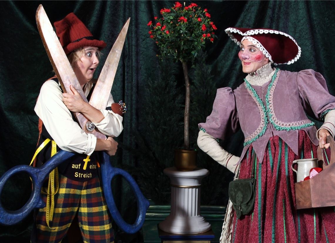 Große Schere und große Aufgaben für den Helden. Foto: Jürgen Frisch/theater mimikri