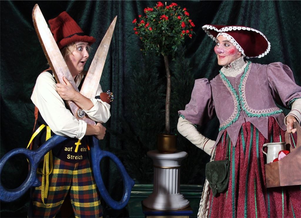 Große Schere und große Aufgaben für den Helden. Foto: Jürgen Frisch/theater mimikri