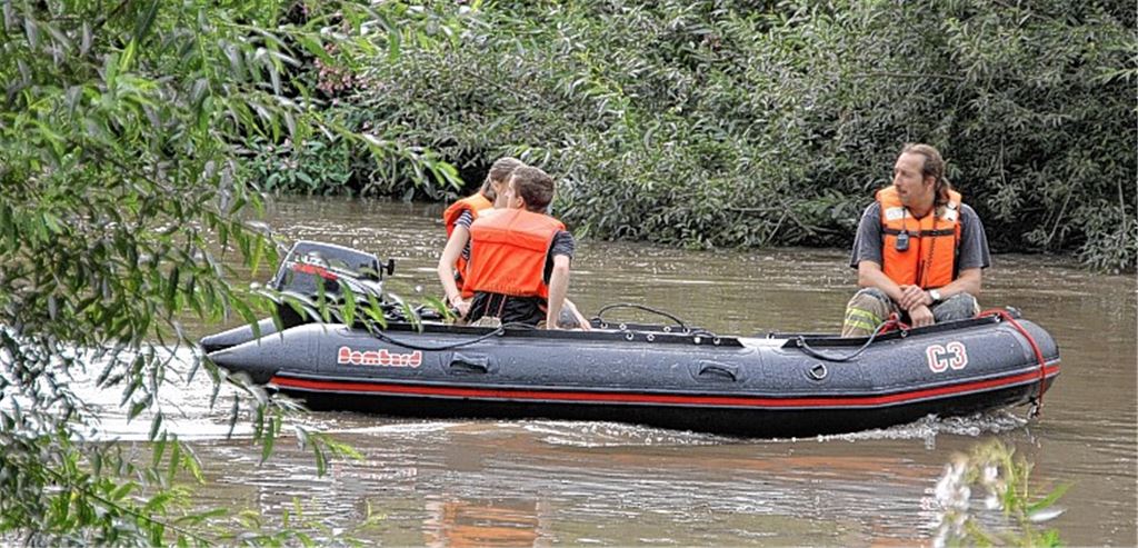 Große Suchaktion nach einer Person in gelber Jacke, die möglicherweise gestern Nachmittag in die Enz gefallen ist. Während die Feuerwehr mit Booten den Fluss absucht...