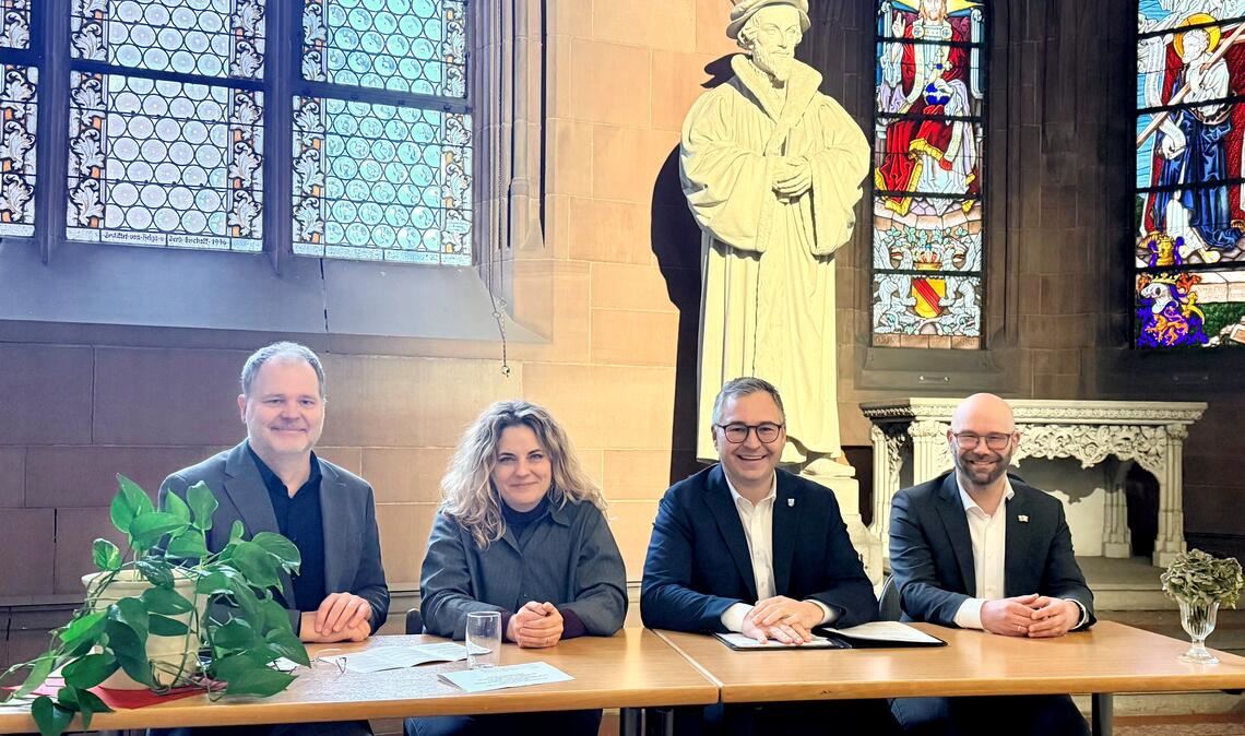 Große Vorfreude auf ein gemeinsames Projekt (v.li.): Professor Dr. Christian Neddens, Leiter der Europäischen Melanchthon-Akademie, Dr. Denise Roth, Leiterin des Faust-Museums, Brettens Oberbürgermeister Nico Morast und Alexander Kozel, Bürgermeister in Knittlingen. Fotos: Goertz/Archiv